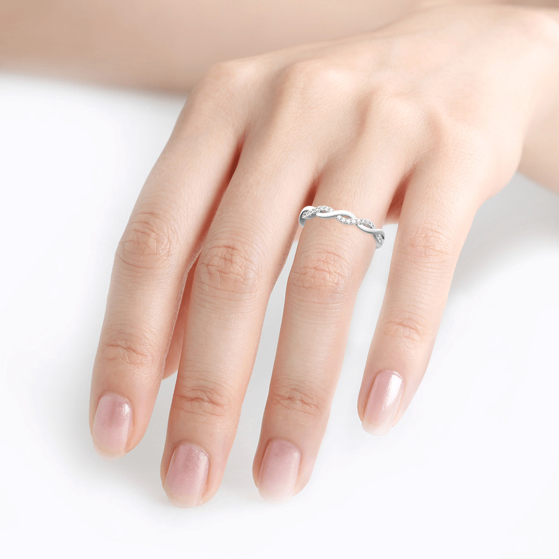 Jeulia Twist Round Cut Sterling Silver Band