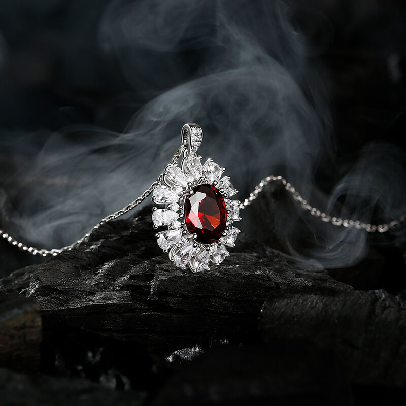 Jeulia Collar de lujo de plata de ley con corte ovalado piedra roja