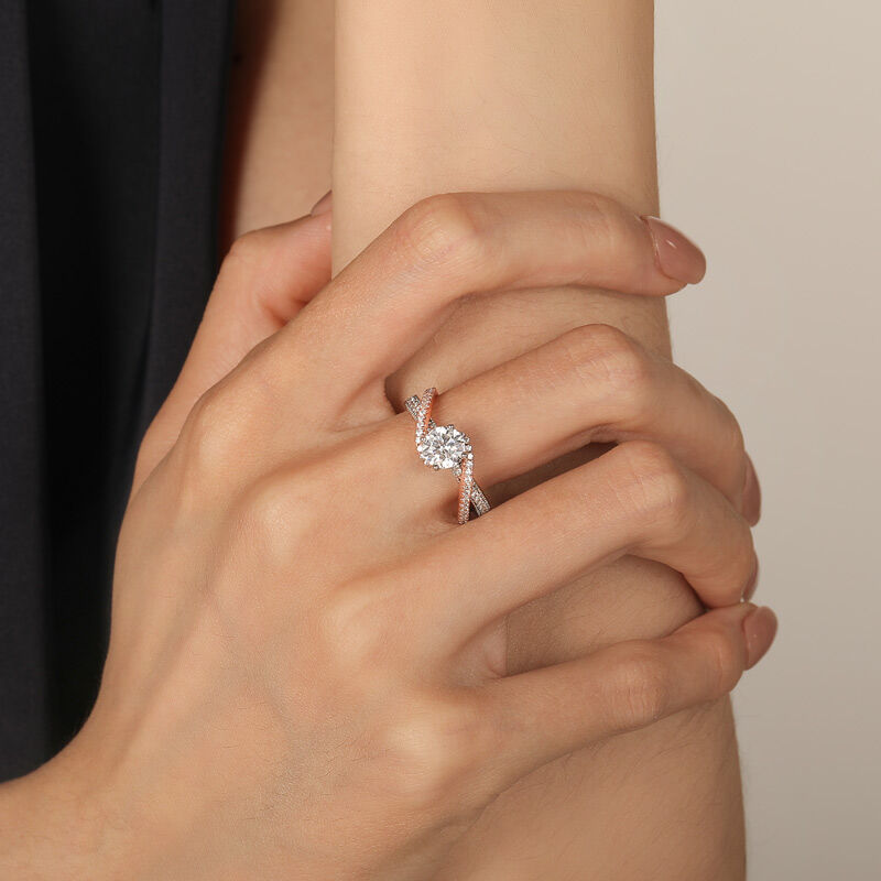 Jeulia Personalizzato Anello di Fidanzamento Taglio Tondo con Nastro Intrecciato e Bicolore