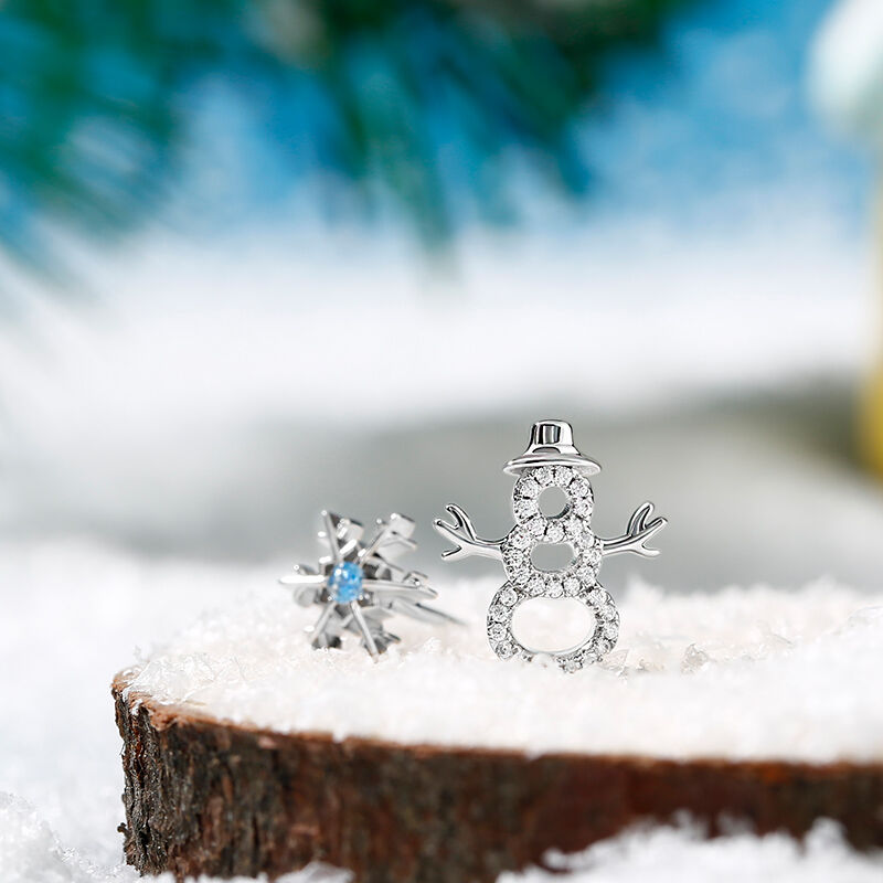 Jeulia Conjunto de joyas de Navidad con diseño de muñeco y copo de nieve de plata de ley