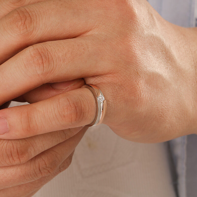 Jeulia Amore Böjd Herrvigselring med Rundslipad Sten i Två Toner