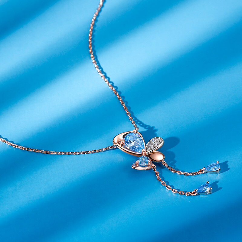 Jeulia Collar con corte de pera con mariposa azul borla de plata de ley