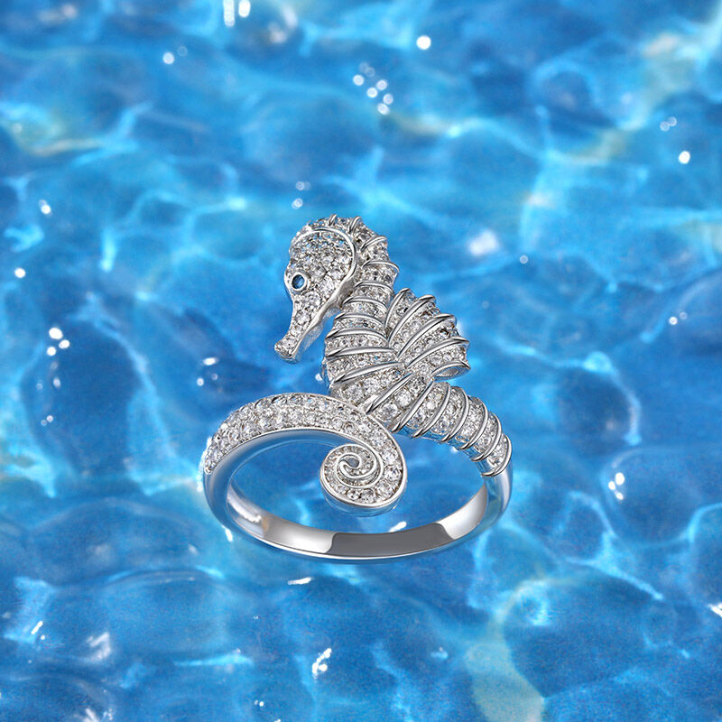 جوليا خاتم من الفضة الإسترليني بتصميم فرس البحر "الحب المخلص"