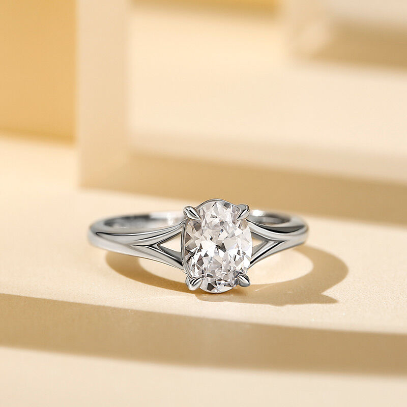 Jeulia Anillo con solitario de corte ovalada de plata de ley