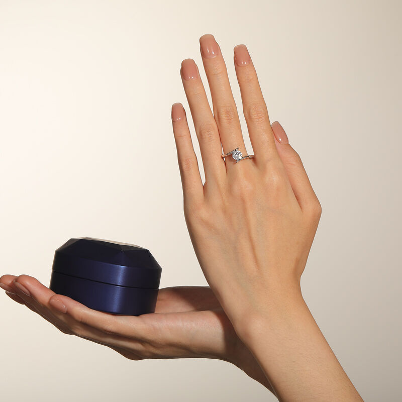 Jeulia Semplice Anello Solitario Tondo Personalizzato con Design Bypass