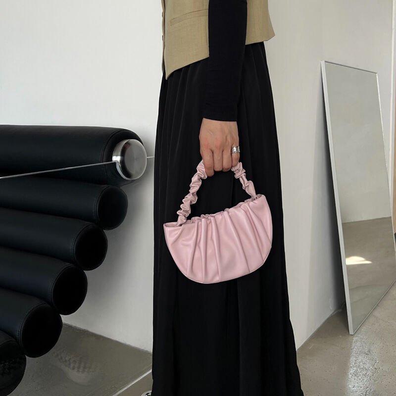 Jeulia Cream Cloud Bag Ikonische Tasche aus weichem Leder mit gekrümmtem Henkel