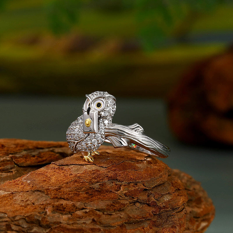 Jeulia Uroczy srebrny pierścionek z sową posłańcem