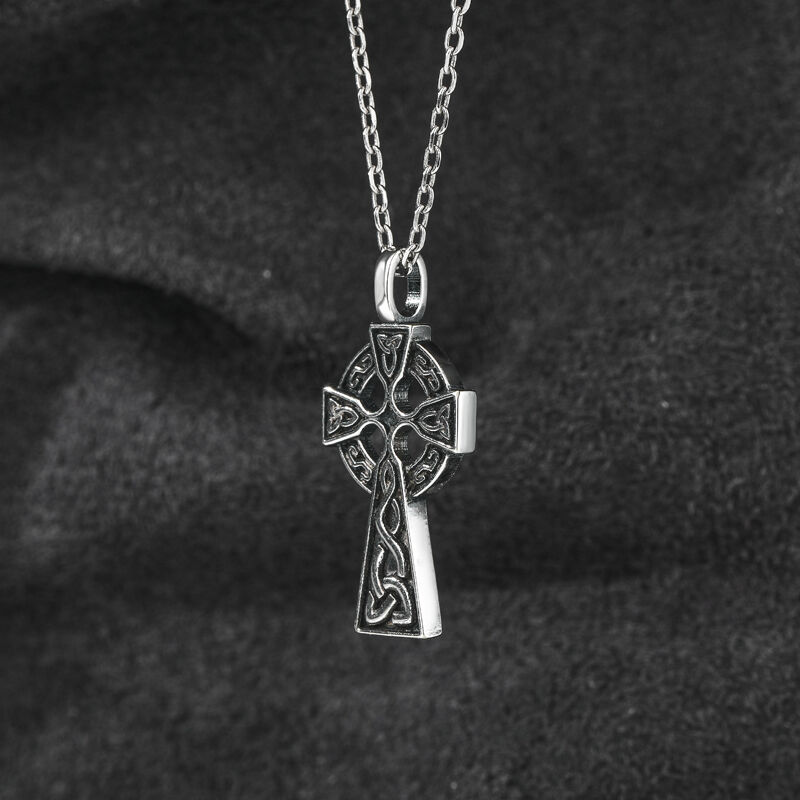Jeulia Collar de plata de ley con forma de cruz con trinidad celta