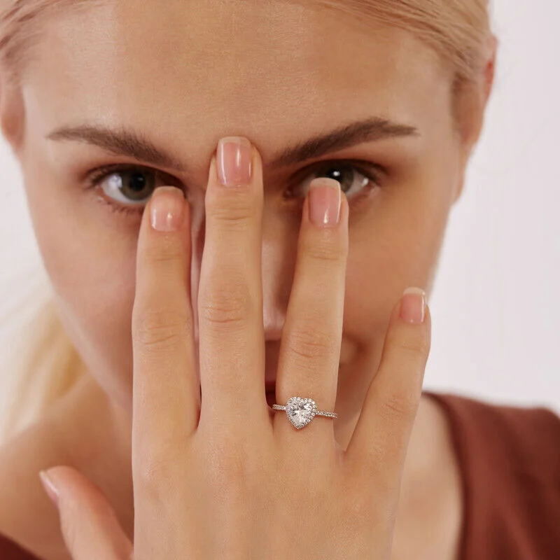 Jeulia halo hjärtslipad förlovningsring i sterlingsilver