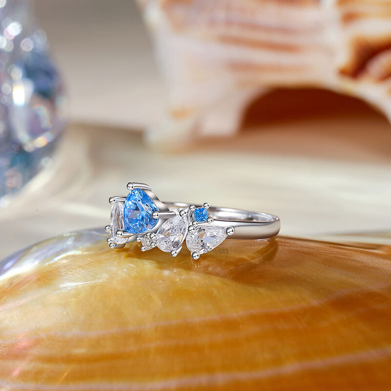 Jeulia Anillo de Compromiso Corazón del Mar con Racimo