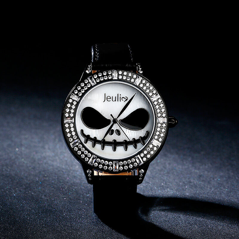 Jeulia "Master of Fright" Skull Design Quartz Black Leather Watch med pärlemor