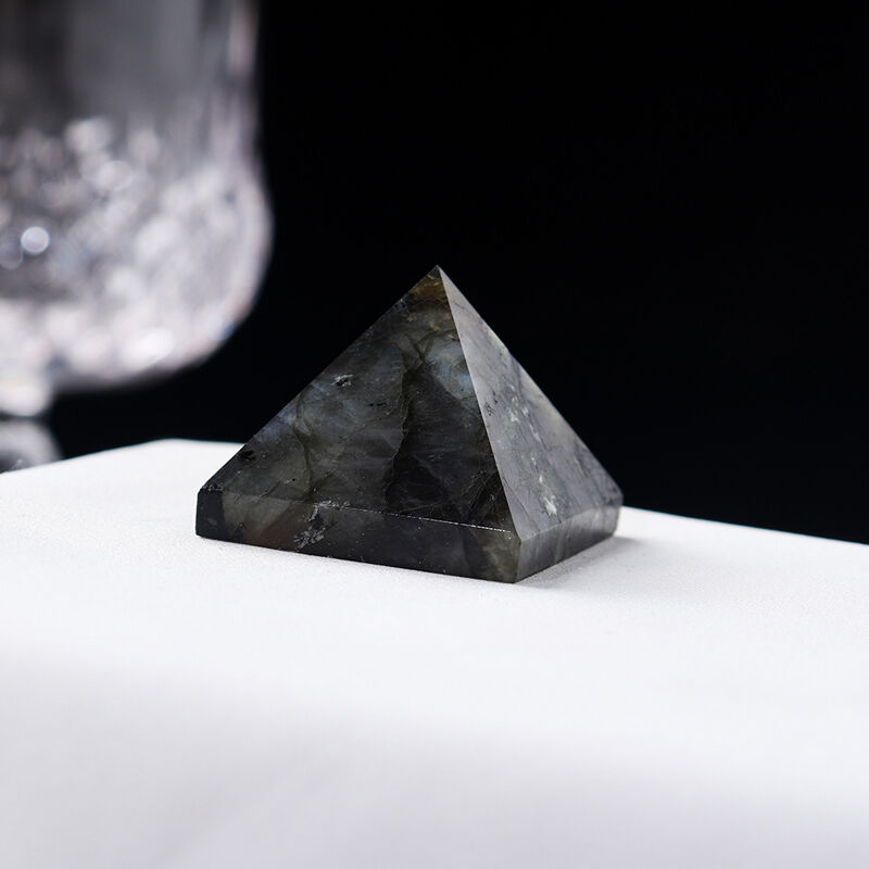Jeulia "Transformation & Adaptation" Pyramide Sculpture en Cristal Naturel Labradorite