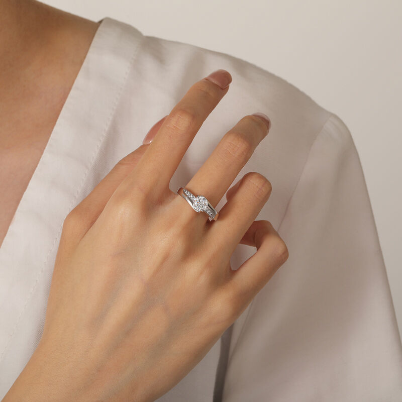 Jeulia Anello Personalizzato con Fiocco e Taglio Tondo a Simmetria Smussata