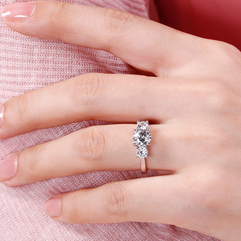 Jeulia Anello di Fidanzamento con Tre Pietre Taglio Rotondo In Argento Sterling
