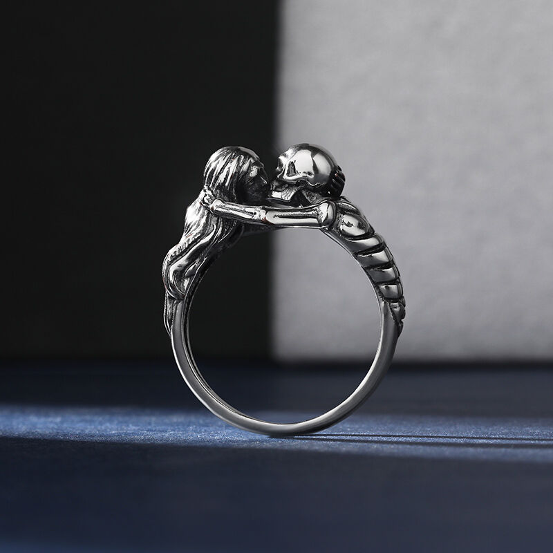 Jeulia "Kiss of Death" Skull Sterling Silver Ring