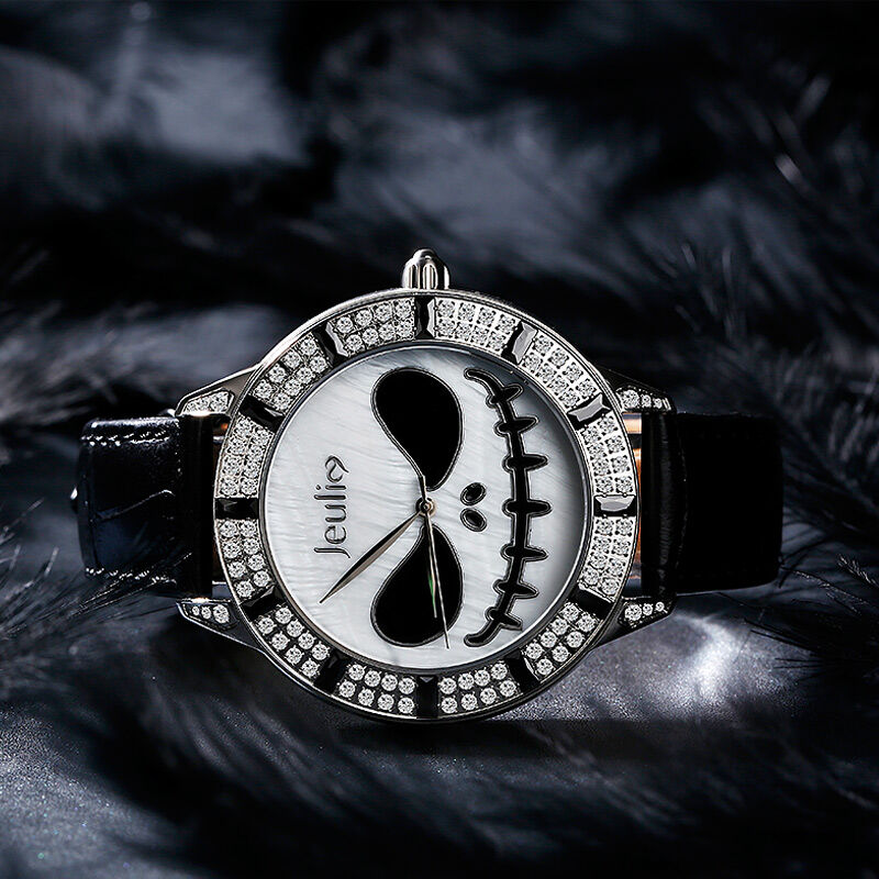 Jeulia "King of Halloween Town" Skull Design Quartz Black Leather Watch med pärlemor