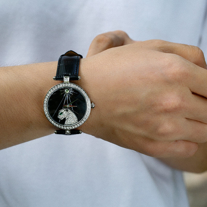 جوليا ساعة يد الكوارتز الأسود مع قرص أسود بتصميم النمر