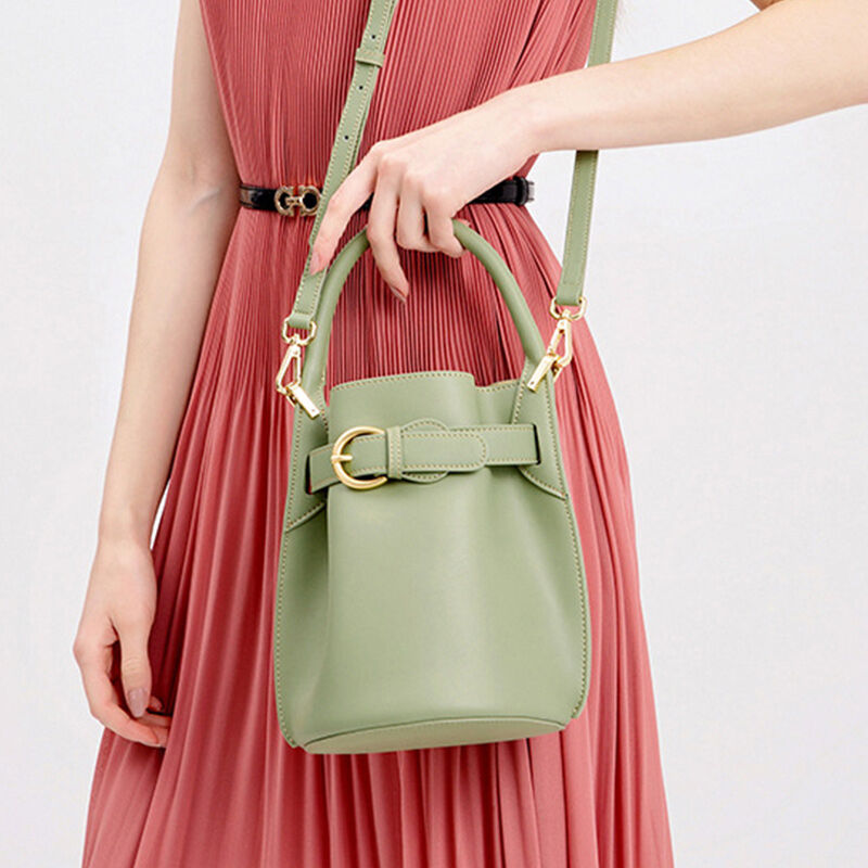 Jeulia Bolsa bucket timeless verde cetim couro de bezerro com cinto