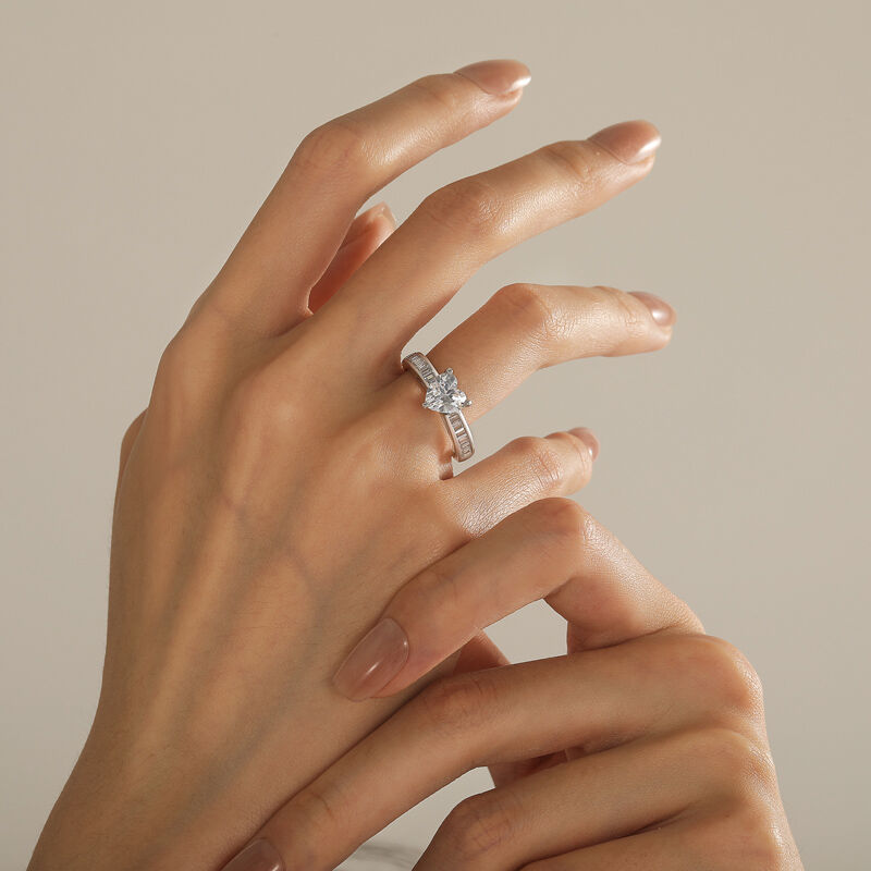 Jeulia Anello di Fidanzamento a Cuore Personalizzato con Fascia Taglio Smeraldo