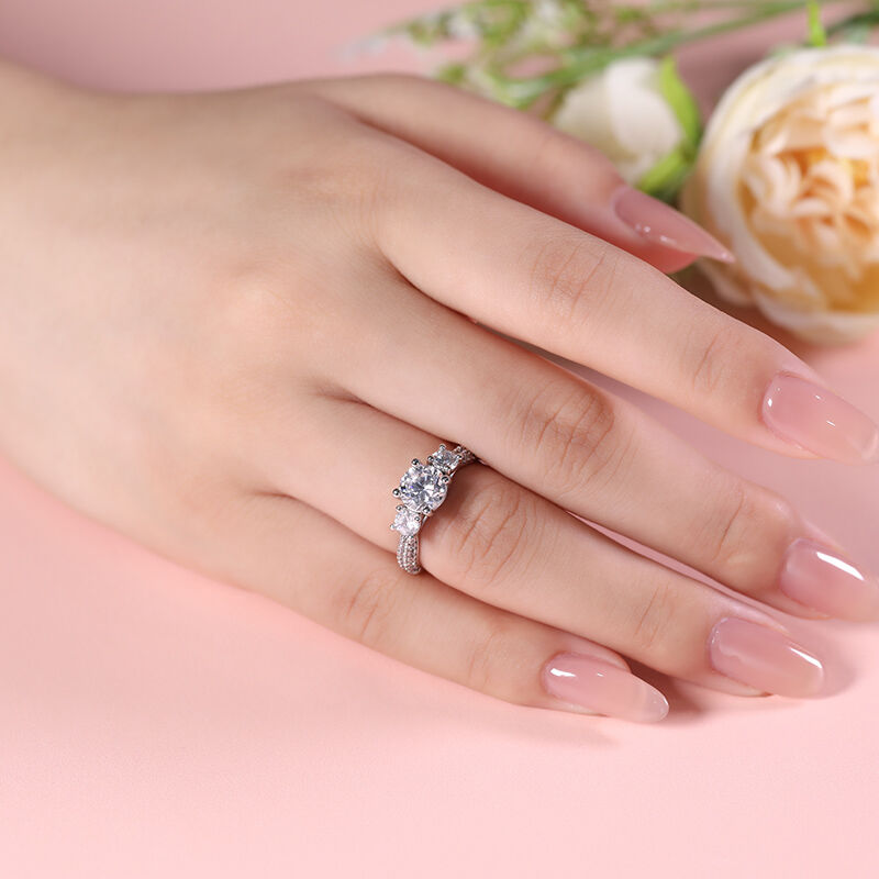 Jeulia Classic Three Stone Round Cut Engagement Ring