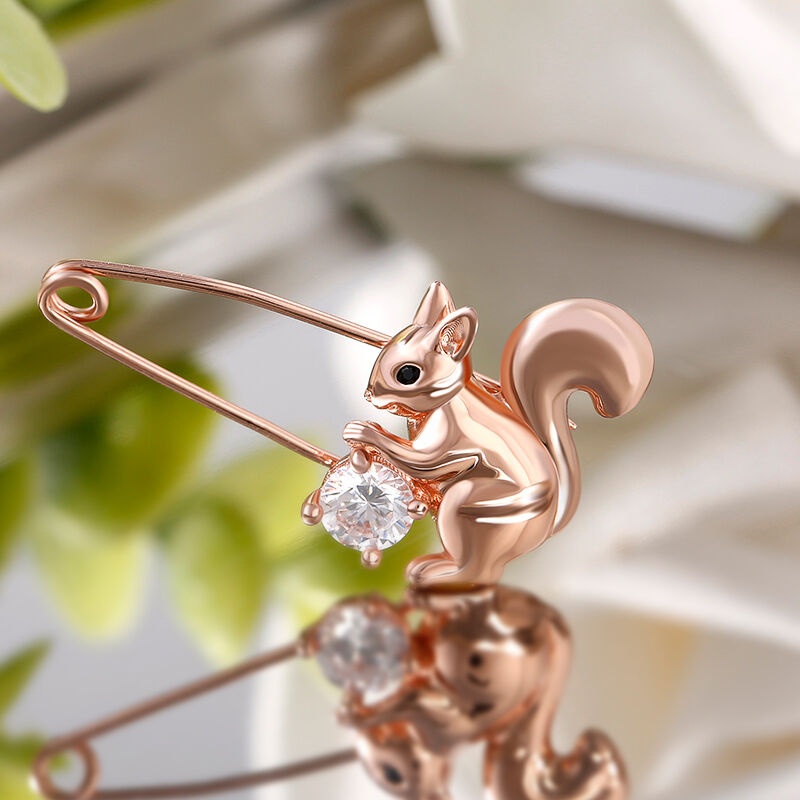 Jeulia "Lovely Squirrel" Round Cut Sterling Silver Brooch