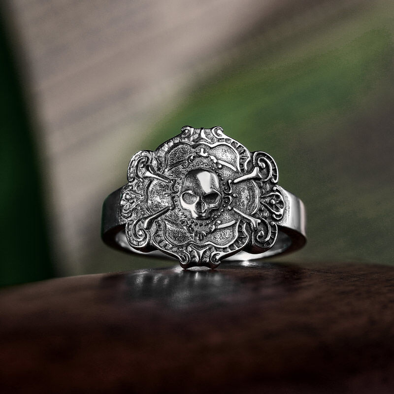 جوليا خاتم تصميم الجمجمة القوطية من الفضة الإسترليني