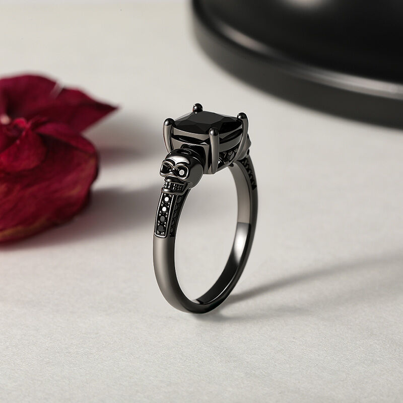 Jeulia "Amore eterno" Anello gotico con teschio nero tagliato a cuscino in argento sterling