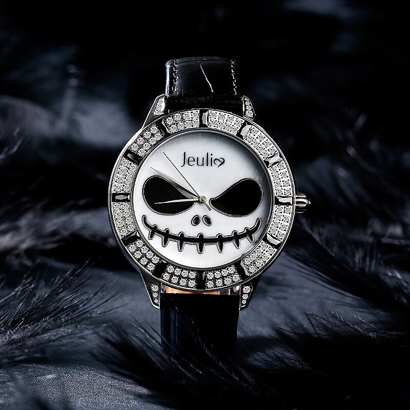 جوليا ساعة يد جمجمة كوارتز جلدية لون سوداء النسائية مع قرص اللؤلؤ بأسلوب"ملك مدينة الهالوين"