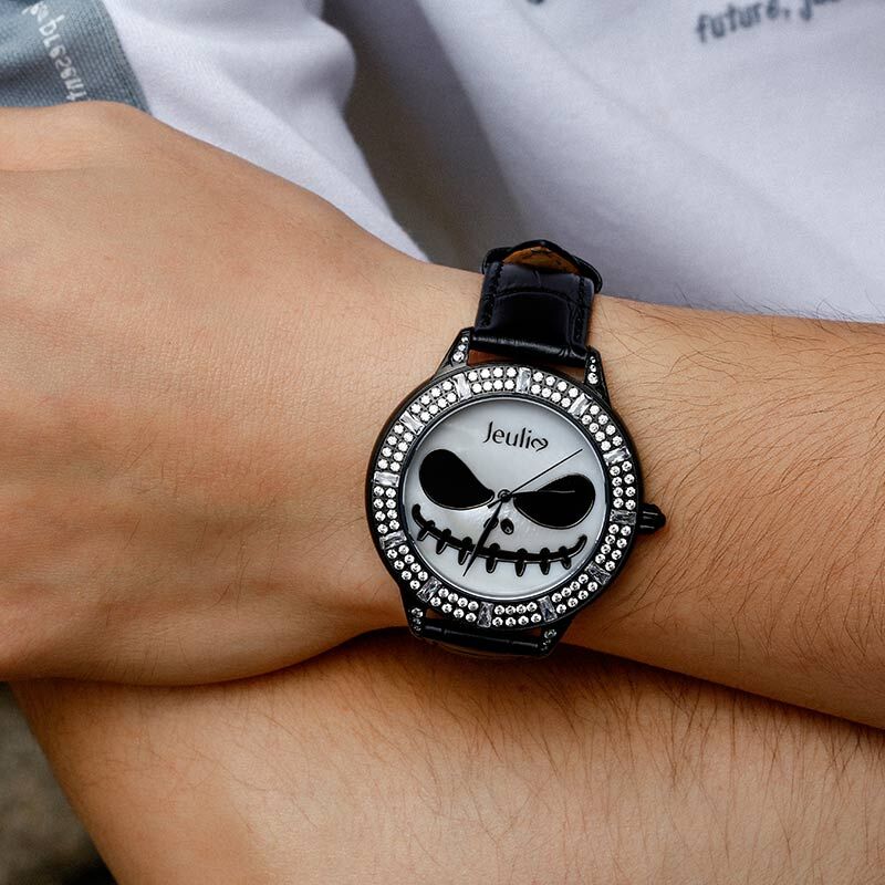 Jeulia "Master of Fright" Skull Design Quartz Black Leather Watch med pärlemor