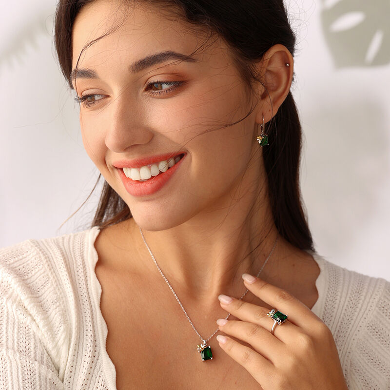 Jeulia "Abeja" Collar de plata esterlina con corte esmeralda