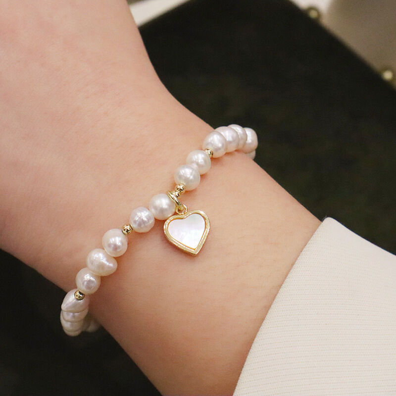 Jeulia Heart-shaped Mother of Pearl Pendant Golden Tone Pearl Elastic Bracelet