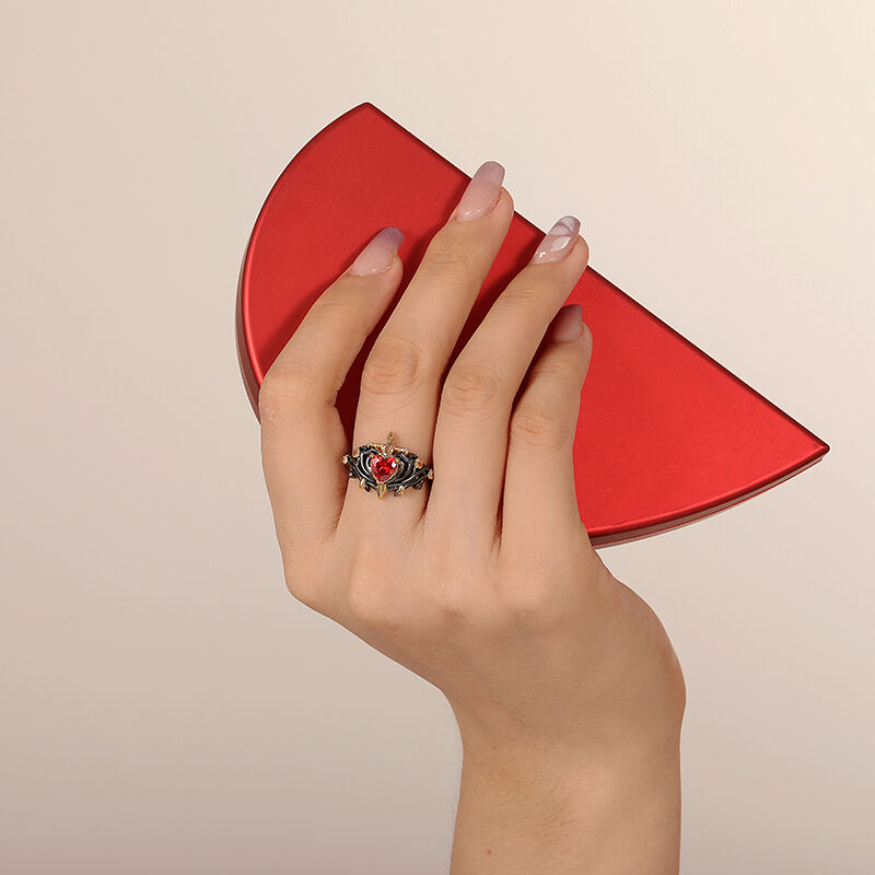 Jeulia Anillo con Espada Corazón Rojo con Argolla de Espinas Negras